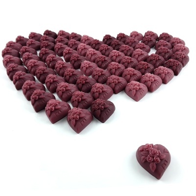 Chocolates em forma de coração vermelho vinho com decorações florais em relevo