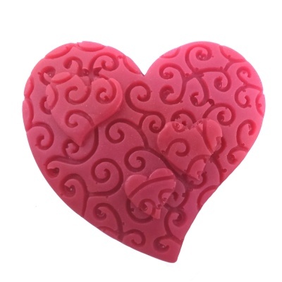 Coração decorativo rosa com arabescos e corações menores em relevo