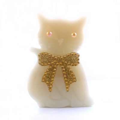 Figura decorativa de gato branca com laço dourado brilhante