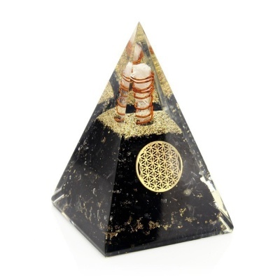 Pirâmide decorativa em resina com símbolos dourados e inclusões internas
