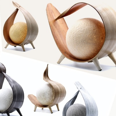 Candeeiros de mesa em madeira curvada com esferas texturizadas no centro em várias cores