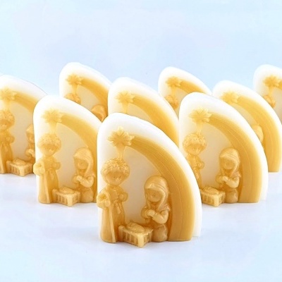 Peças decorativas brancas com relevo castanho claro, presépio, sobre fundo branco