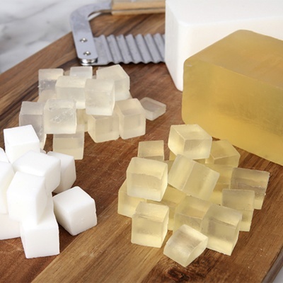 Cubos de gelatina e faca sobre tábua de madeira