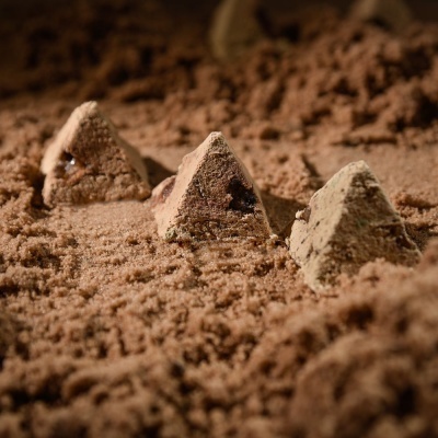 Trufas de chocolate em forma de pirâmide cobertas com cacau em pó