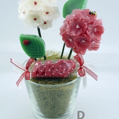 Arranjo decorativo flores branca e rosa com folhas verdes e musgo em vaso transparente