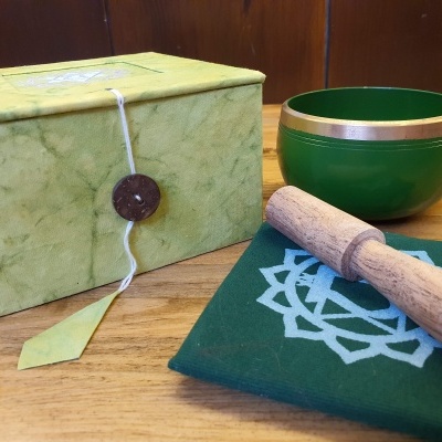 Sino tibetano verde com apoio, bastão de madeira e caixa de armazenamento verde