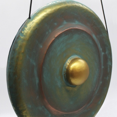 Platô de metal oxidado com botão dourado central