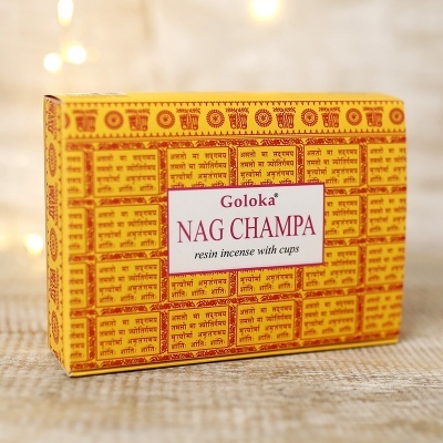 Caixa amarela Goloka Nag Champa com texto em vermelho e bege