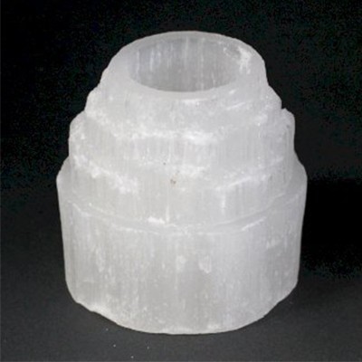 Suporte de vela de selenite branca translúcida em fundo preto