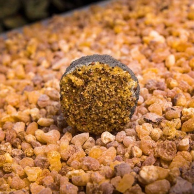 Bola de incenso pronta para polir sobre pedras ÂmbaZON laranja