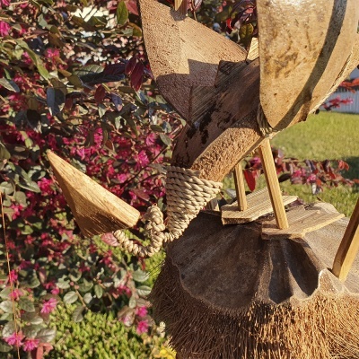 Escultura de galinha em madeira e fibras, decorativa no jardim