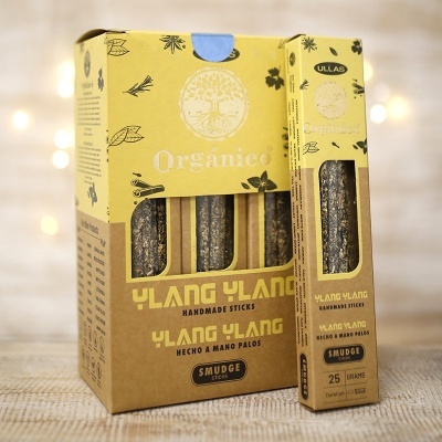 Caixa de papel amarelo e castanho com paus artesanais de Ylang Ylang à vista