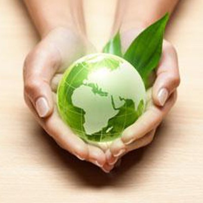 Mãos segurando esfera verde com mapa do mundo e folha verde