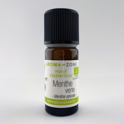 Frasco de óleo essencial de hortelã verde com rótulo branco e verde