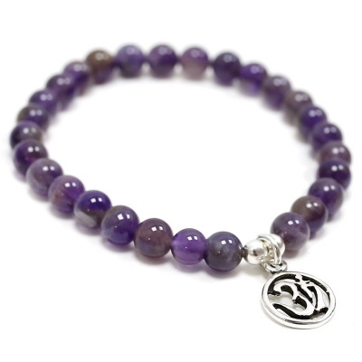 Pulseira elástica com contas de ametista e pendente prateado