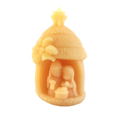 Vela decorativa em forma de cabana com dois bonecos no interior de cor amarelo-laranja