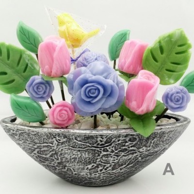 Arranjo de flores artificiais coloridas em vaso cinza texturizado