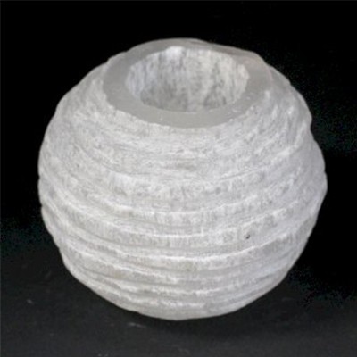 Vaso redondo de pedra branca com textura canelada