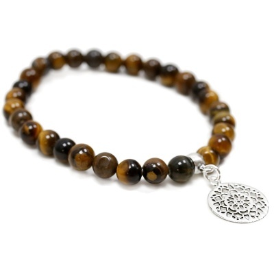 Pulseira de contas castanhas e pretas com pendente prateado redondo