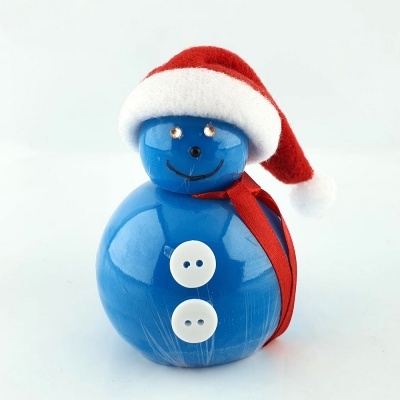 Boneco de neve azul com chapéu de Pai Natal e cachecol vermelho