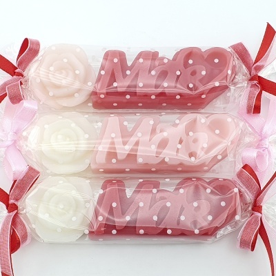 Sabonetes decorativos com texto Mãe e rosas em embalagens com laços