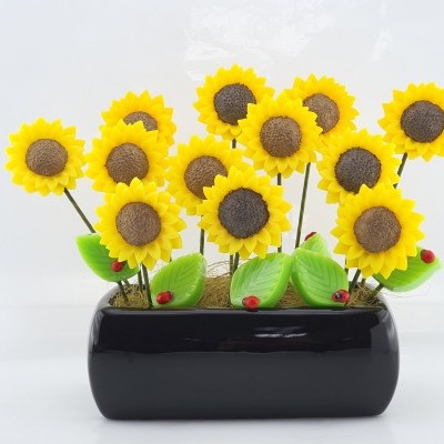 Arranjo decorativo de flores de girassol amarelas num vaso preto