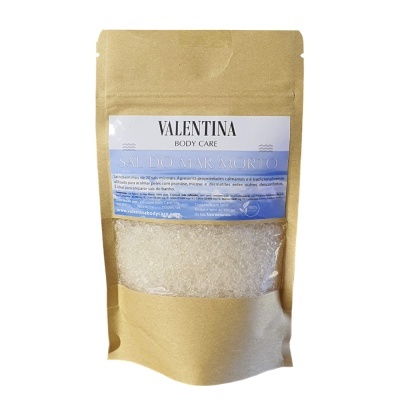 Saco de papel com cristais de sal grosso e etiqueta VALENTINA BODY CARE
