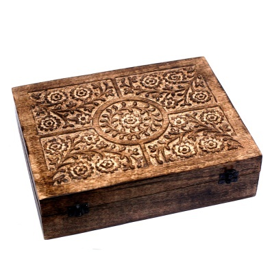 Caixa de madeira decorativa entalhada com padrão floral castanho médio