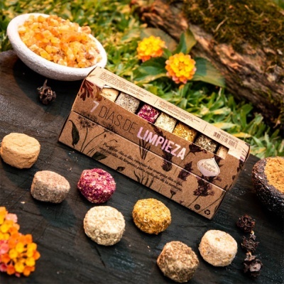 Caixa de 7 DÍAS DE LIMPIEZA com bolas esfoliantes coloridas e flores laranjas