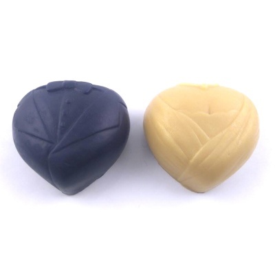 Dois sabonetes em forma de coração, azul escuro e bege claro, sobre fundo branco.