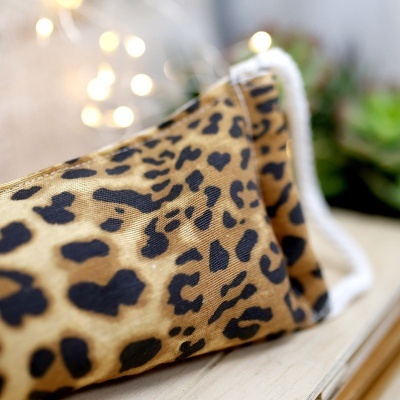 máscara facial padrão animal print castanho preto com elásticos brancos