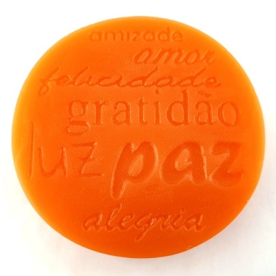 Sabonete redondo laranja com palavras em relevo