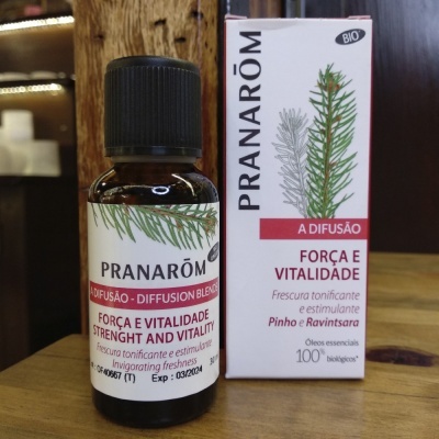 Frasco e embalagem de óleo essencial Pranarôm A Difusão Força e Vitalidade com desenhos de pinho e ravintsara
