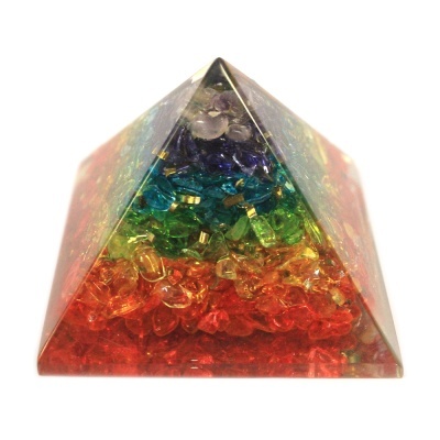 Pirâmide colorida decorativa com camadas de pedras ou cristais