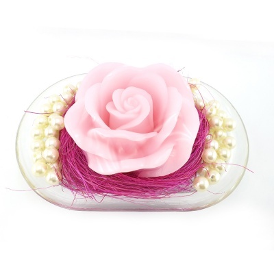 Sabonete rosa em forma de rosa com pérolas numa base de vidro