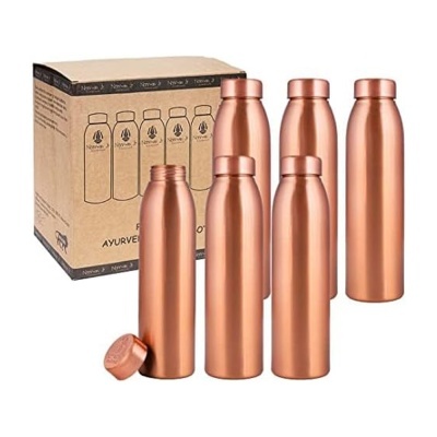 Seis garrafas de água de metal cor de cobre com caixa de embalagem à esquerda