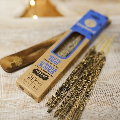 Caixa de varas de incenso White Musk em embalagem de papel reciclado com varas estendidas sobre superfície de madeira clara.