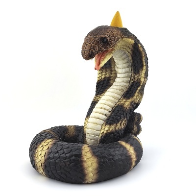 Escultura de cobra naja com corpo texturizado e padrão castanho, preto e bege