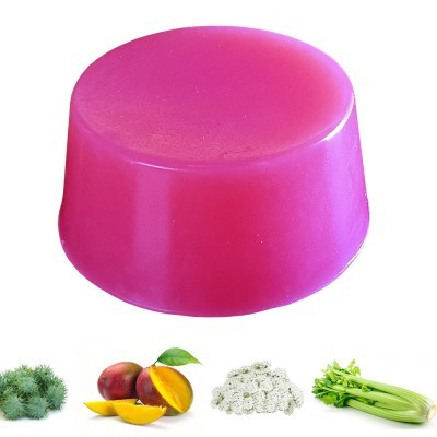 Sabonete sólido rosa com endro, manga, flores brancas e aipo em fundo branco