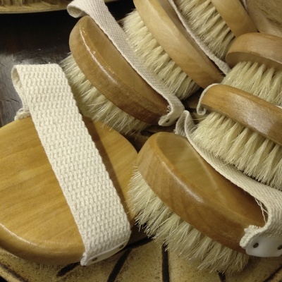 Escovas de madeira com cerdas naturais e alças brancas