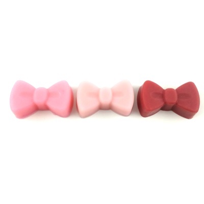 Três ganchos de cabelo em forma de laço rosa e vermelho