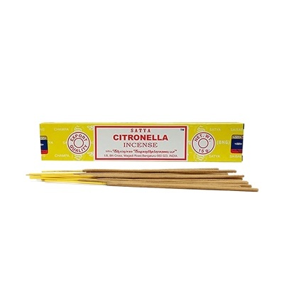 Incenso Satya Citronella com varetas castanhas claras e embalagem amarela