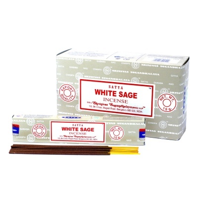 Incenso Satya White Sage com sticks e embalagem branca e vermelha