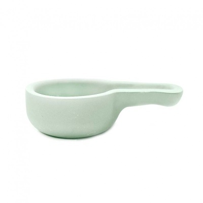 tigela cinzenta em cerâmica com cabo