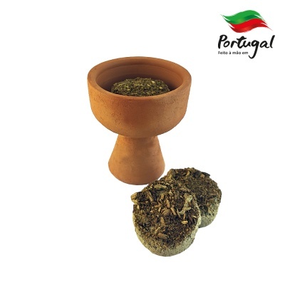 Vaso de barro com ervas secas e pastilhas de ervas ao lado, fundo branco, logo Portugal