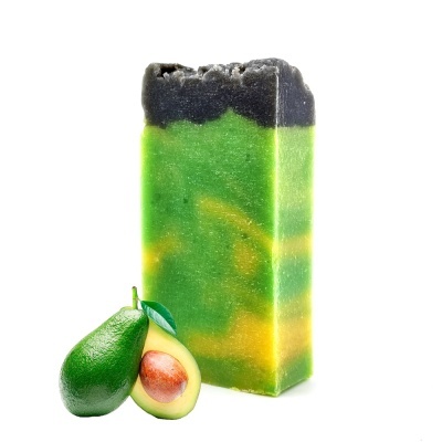 Sabonete verde, amarelo e preto com abacate