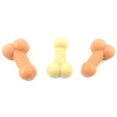 Três ossos de dog toy em castanho claro e bege sobre fundo branco