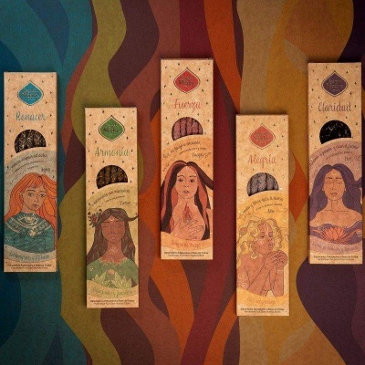 Cinco caixas de incenso coloridas com desenhos de mulheres e texto em espanhol