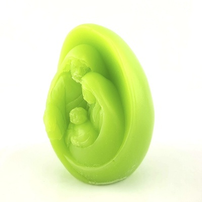 Escultura verde oval com três figuras humanas em pose de carinho