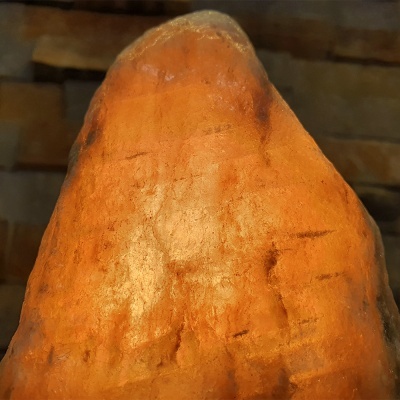 Sal rosa do Himalaia em bruto com textura irregular